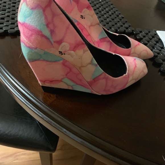 Louis Vuitton heels - Picture 3 of 9